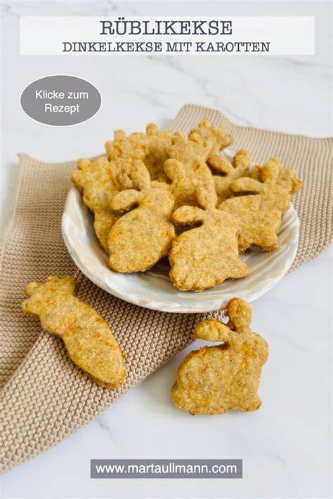 Rüblikekse auf Teller mit Osterförmchen