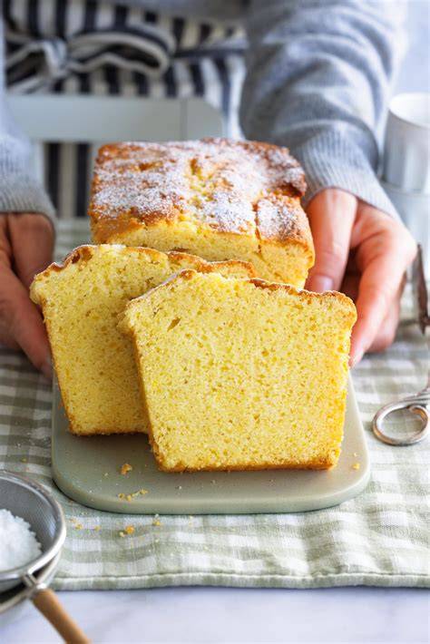 Rührkuchen mit Dirndlgelee bestrichen