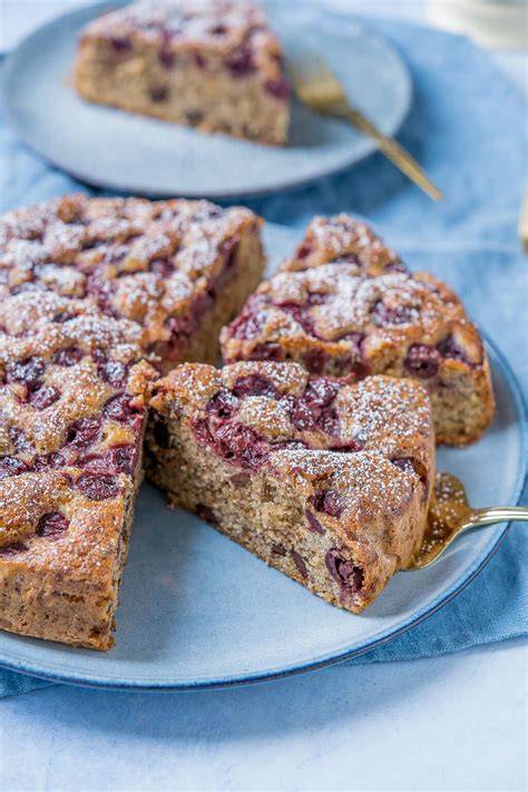 Rührkuchen mit Früchten und Nüssen
