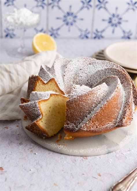 Rührkuchen mit geschmolzenen Schokohasen
