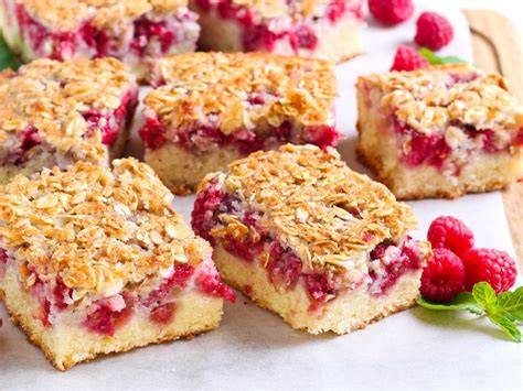 Rührkuchen vom Blech mit Puderzuckerguss und Obst