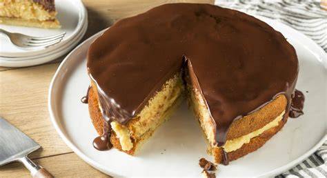 Rührkuchenstücke mit Schokoglasur, angerichtet auf einem Teller