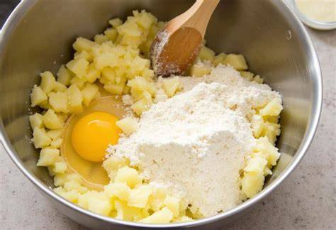 Rührschüssel mit Kartoffelteig