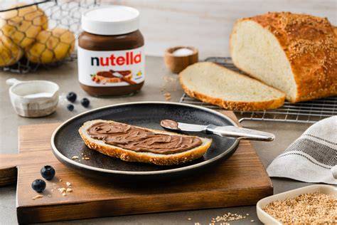 Rührschüssel mit Teig und Nutella