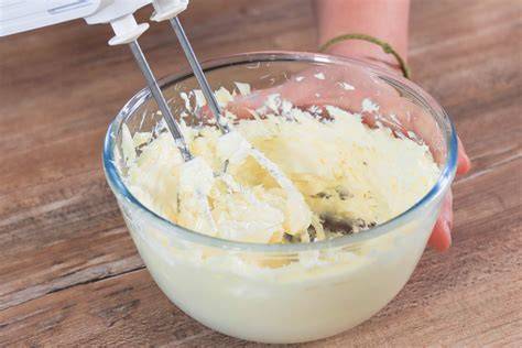 Rührschüssel mit cremig geschlagener Butter und Zucker