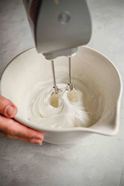 Rührschüssel mit steif geschlagenem Eischnee
