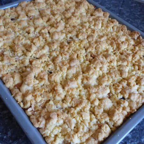 Rührteig aufgestrichen auf Backblech, oben Streusel
