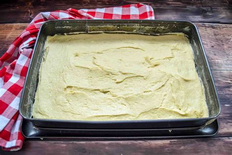 Rührteig glattgestrichen auf Blech