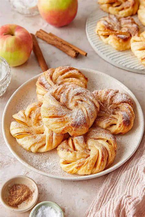 Rührteig-Rosenkuchen: Zutaten und gebackene Rosenform mit Puderzucker