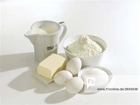 Rührteig-Zutaten aufgereiht (Butter, Eier, Mehl, Zucker)