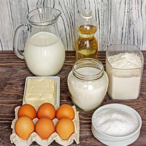 Rührteigzutaten: Eier, Zucker, Öl, Mehl