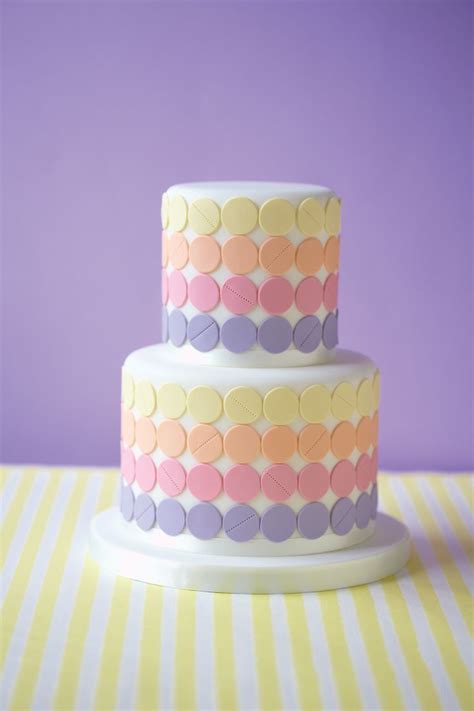 Rüschen-Torte aus Fondant mit Farbverlauf in Pastell