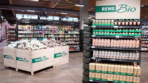 REWE Markt Innenansicht: Regal mit Bio‑Schokoladen