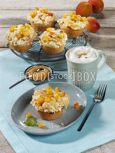 Raclette-Nachtisch mit Obst, Streusel und verschiedenem Topping