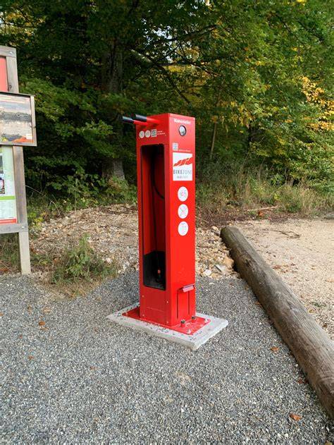 RadServiceStation: Werkzeug, Luftpumpe und E-Bike-Ladestation