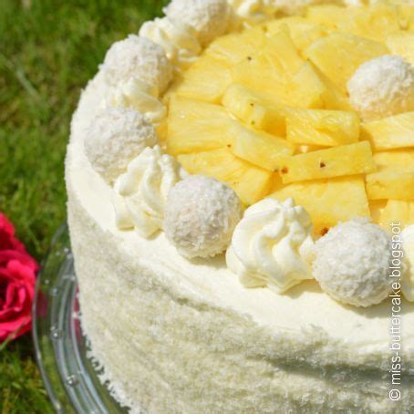 Raffaello Blechkuchen mit Ananas, Kokosraspeln und Sahne aufgeschnitten
