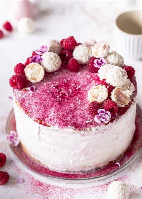 Raffaello Himbeer Torte mit Himbeer-Einlage und Dekoration