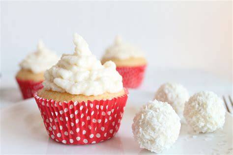 Raffaello Muffins auf einem Teller, dekoriert mit Kokosraspeln