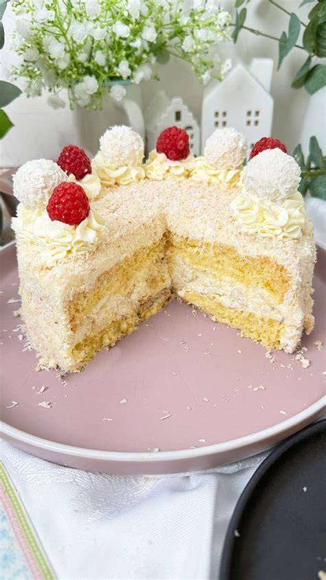 Raffaello Torte: Schnittbild mit cremiger Füllung