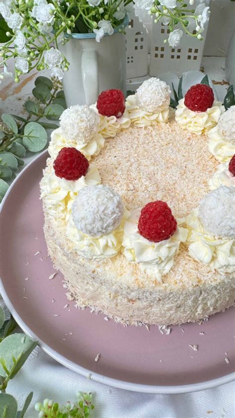 Raffaello Torte angeschnitten mit Himbeerschichten