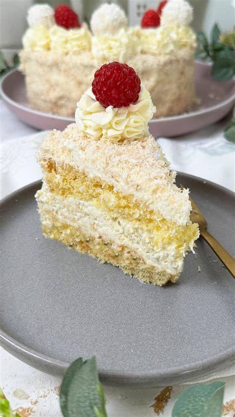 Raffaello Torte mit Beeren und Minze auf einem Teller