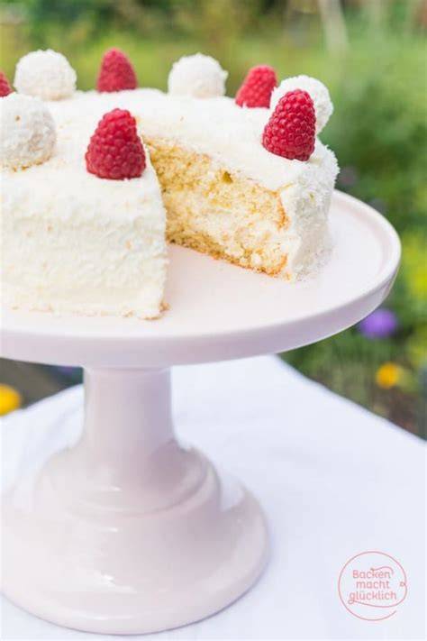Raffaello Torte ohne Backen angerichtet auf einer Festtafel