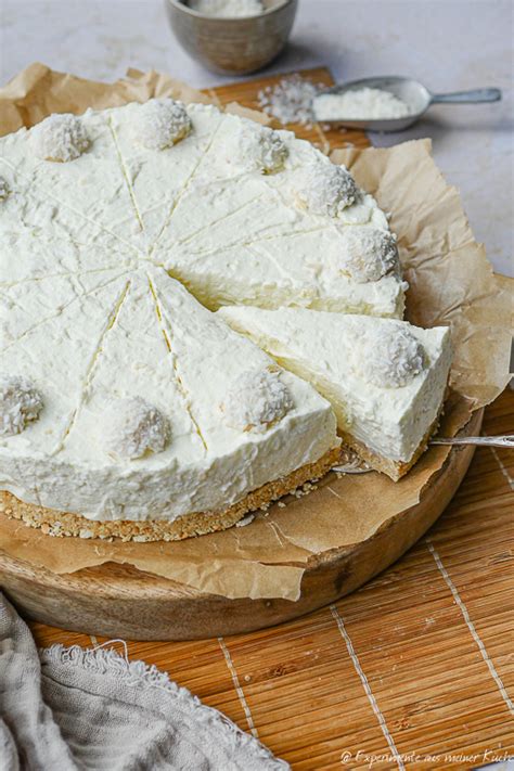 Raffaello Torte ohne Backen im Kühlschrank und angeschnitten auf Kaffeetafel