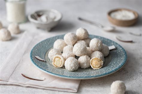 Raffaello-Kugeln auf Teller mit Kokosraspeln