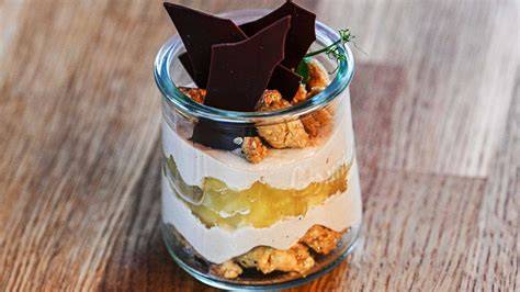 Raffiniertes Erdbeer-Trifle mit Streuseln