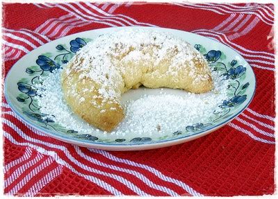 Rahmkipferl auf Mehlspeisenbuffet