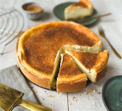 Rahmkuchen mit Zimtkruste aufgeschnitten