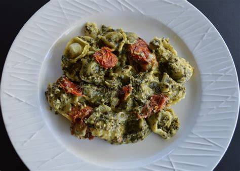 Rana Tortellini mit Ricotta- und Trüffelfüllung auf Teller
