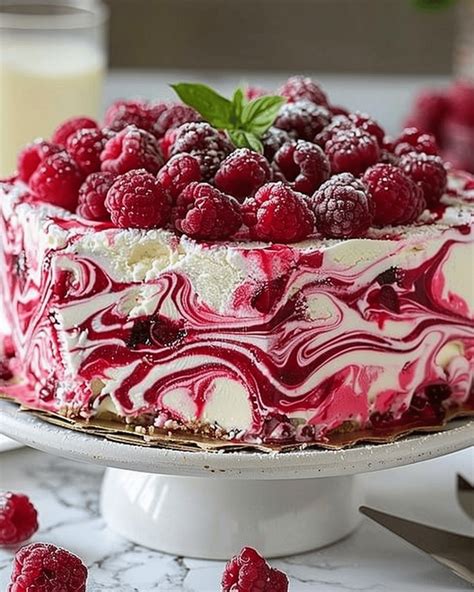 Raspberry Ice Cream Cake mit saisonalen Beeren