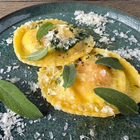 Ravioli mit Eigelb im Ofen auf Backblech