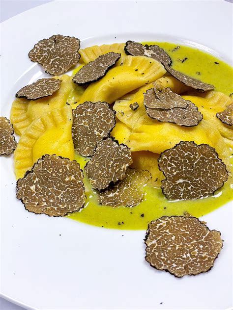 Ravioli mit Trüffel auf Teller, garniert
