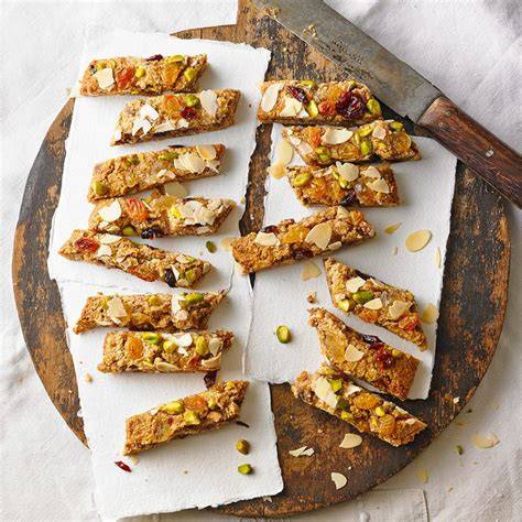 Raw Cake Stück mit Nüssen und Früchten