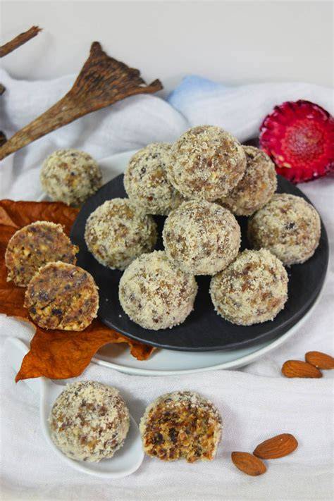 Raw Cake mit Nüssen, Trockenfrüchten und frischem Obst