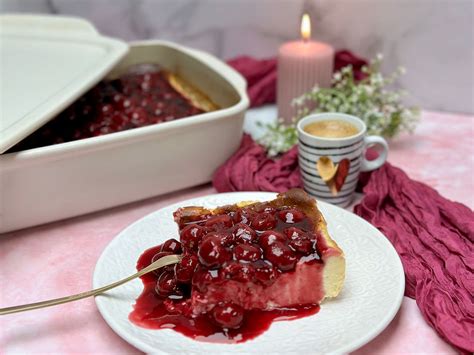 Rechteckiger Käsekuchen Wintertraum in der Ofenhexe mit glänzendem Kirsch-Topping