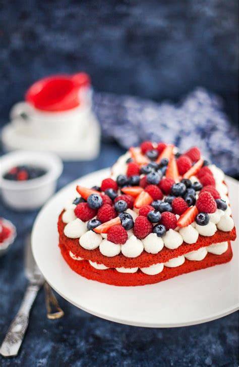 Red Velvet Cake Serviervorschlag mit Beeren