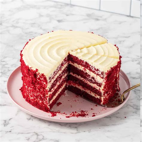 Red Velvet Cake mit Baiser-Geistern