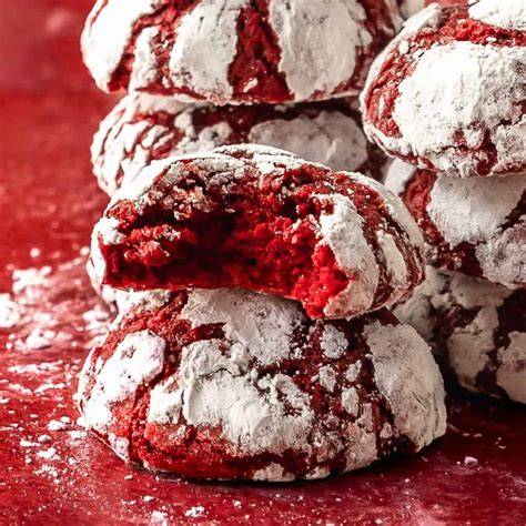 Red Velvet Crinkle Cookies mit getrockneten Erdbeeren als Valentinsgruß