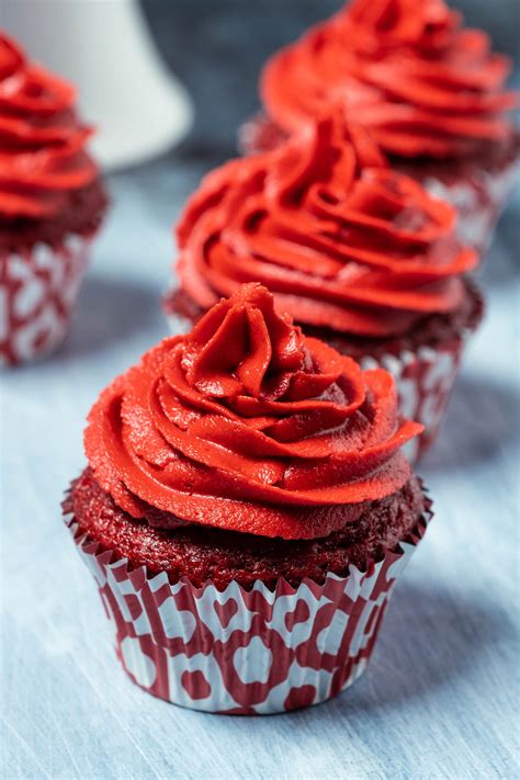 Red Velvet Cupcakes mit Herz-Dekoration