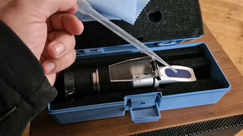 Refraktometer, Honigprobe und Ableseskala