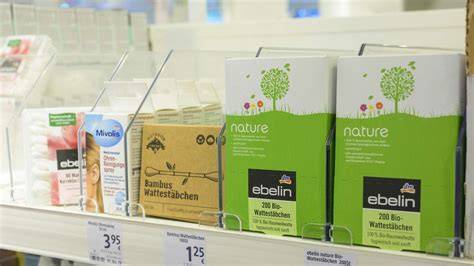 Regal mit 1-kg-Zuckerpackungen verschiedener Discounter