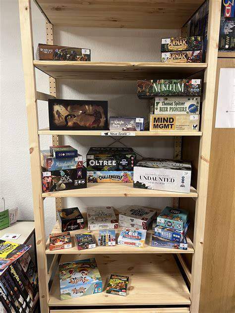 Regal mit Brettspielen und Flohmarktbereich