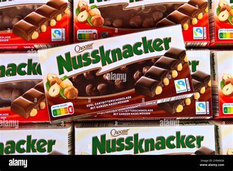 Regal mit Choceur- und Chateau-Schokoladentafeln im Aldi