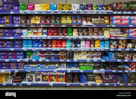Regal mit Dubai Schokolade im Supermarkt