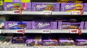 Regal mit Edeka-Herz Tafelschokolade neben Milka in einem Edeka-Markt