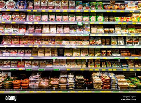 Regal mit Fondue- und Backschokolade im Supermarkt