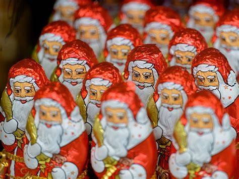 Regal mit Hohlfiguren: Weihnachtsmänner und Zipfelmänner